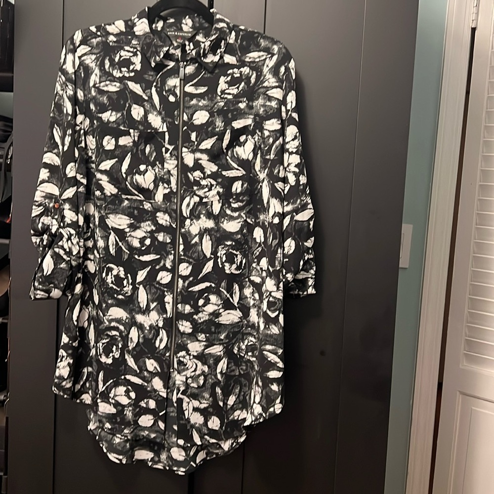Rock and Republic Tunic. Black and white print. Size M